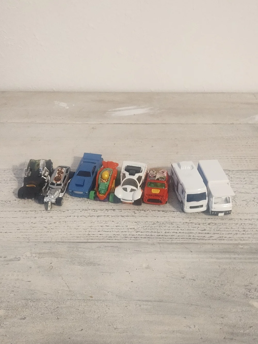 Mixed brand lot 8 vehicles 4 hot wheels 1 maisto 1 daron 1 matchbox